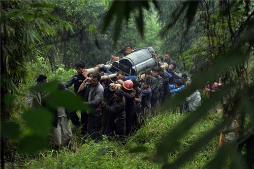 梦见别人抬死人