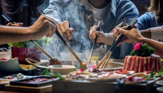 梦见和死人一起吃饭