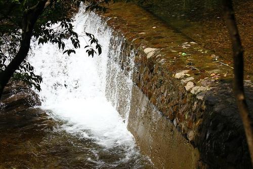 梦见水从山上流下来