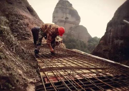 梦见走山路