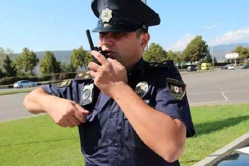 梦见自己穿着警服