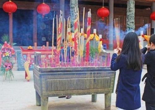 梦见寺庙烧香