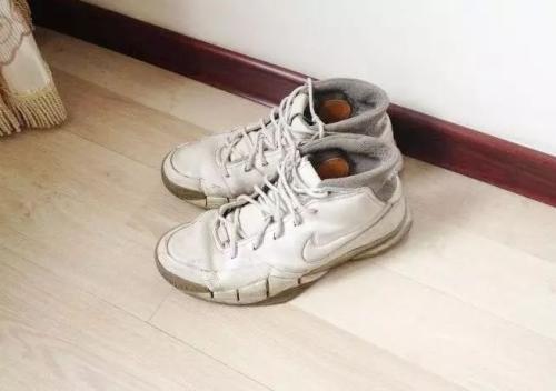 梦见自己洗鞋子