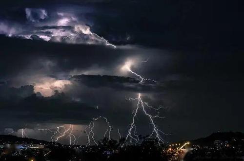 梦见雷鸣