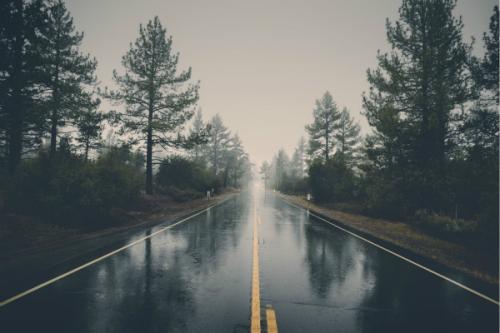 梦见山上下雨