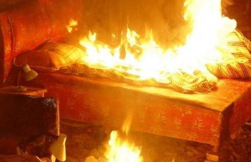 梦见用水浇火