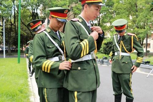 梦见穿军装 梦见穿军装