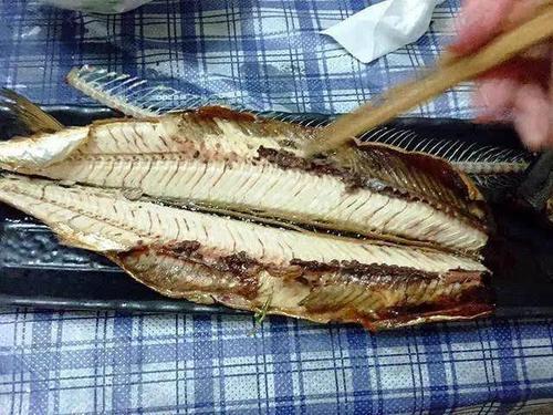 梦见吃鱼好多鱼刺