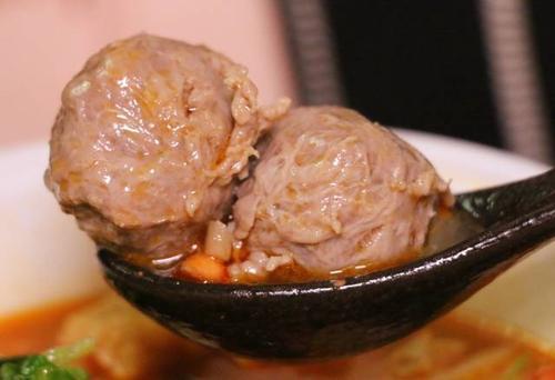 梦见吃大肉丸子