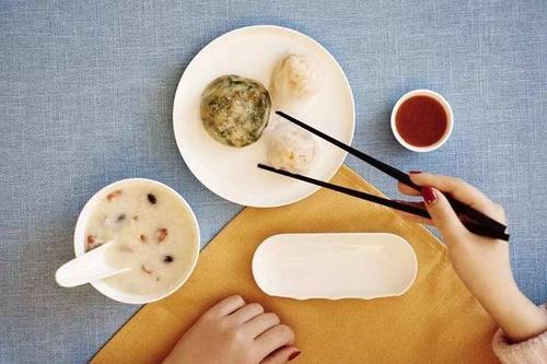 梦见自己吃饭