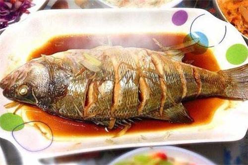 梦见自己吃鱼
