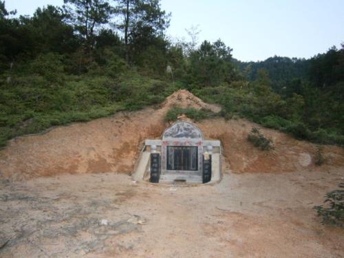 梦见坟山