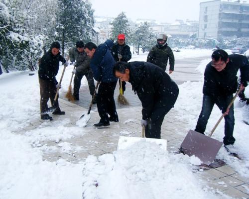 梦见自己扫雪