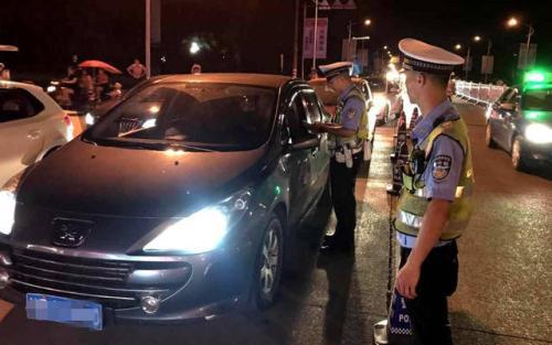 梦见交警查车
