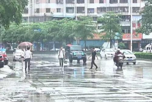 梦见马路上很潮湿