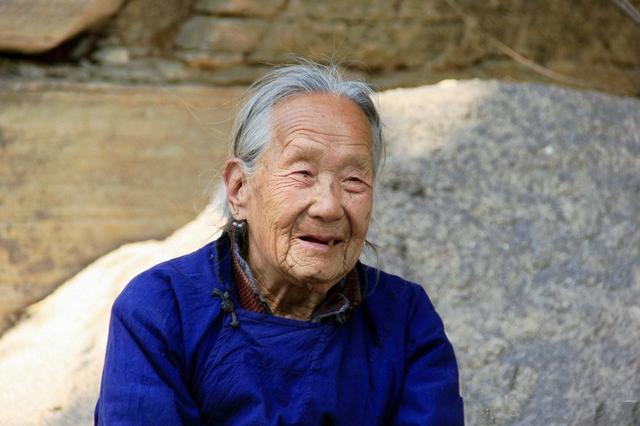 梦见自己住在死去的奶奶家
