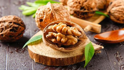 梦见同事拿核桃给自己