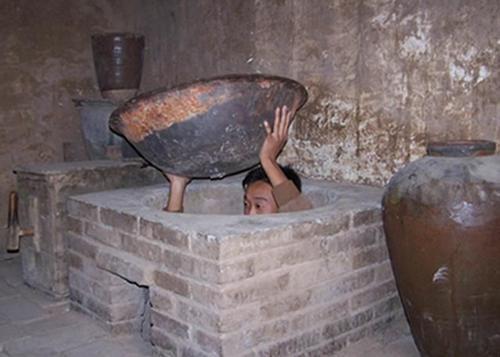 梦见自己躲在地道里