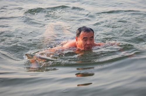 梦见自己在冬泳