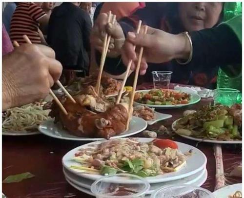 梦见好多人抢着吃饭
