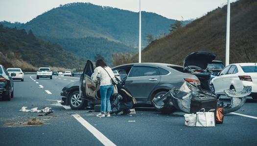 梦见开车撞死路边人