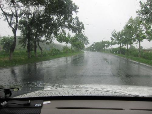 梦见下大雨没人接