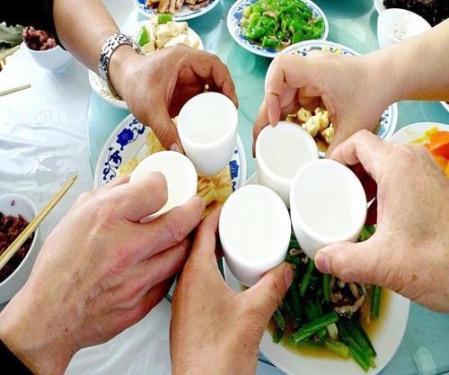 梦见别人喝酒