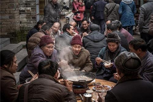 梦见很多人聚在一起