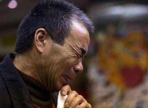梦见在父亲的灵位面前哭
