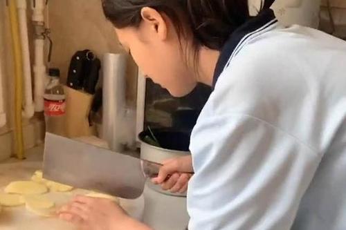 梦见给家人做饭吃