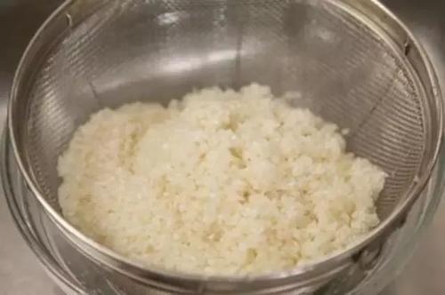 梦见洗米煮饭