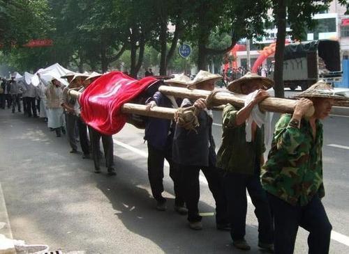 梦见抬棺材进屋