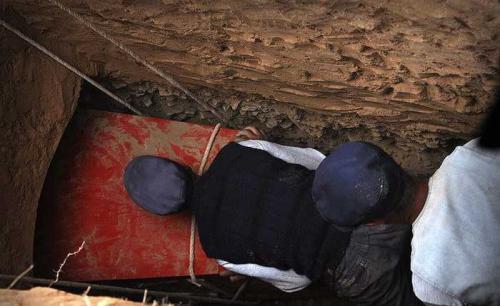 梦见挖地见棺财 梦见挖地见棺财