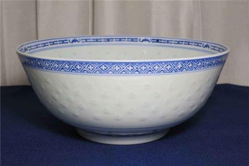 梦见一个碗里面的水到不干 梦见一个碗里面的水到不干