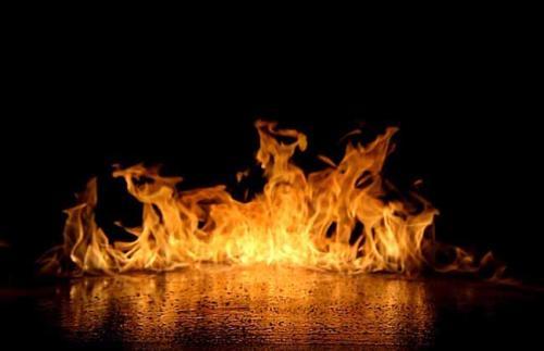 梦见火从地上喷出