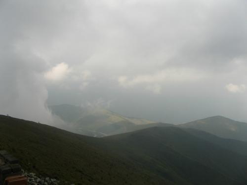 梦见登上山顶却下雨