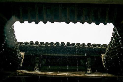 梦见坐在屋檐下