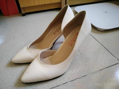 梦见高跟鞋跟断 梦见高跟鞋跟断