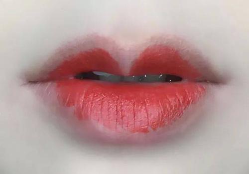 梦见口红涂上去会变色 梦见口红涂上去会变色