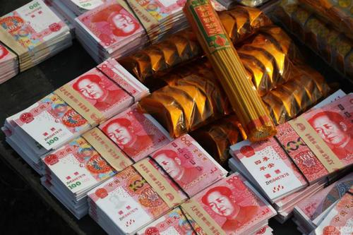 梦见兜里装了很多纸钱 梦见兜里装了很多纸钱