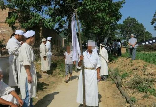 梦见穿孝衣办丧事