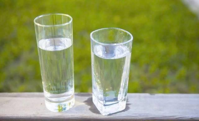 梦见水杯
