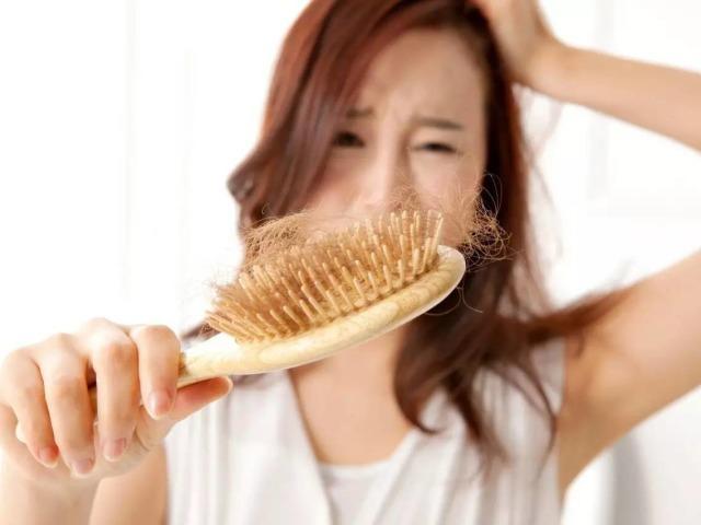 梦见掉发