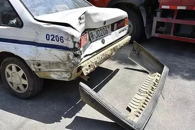 梦见车被撞坏