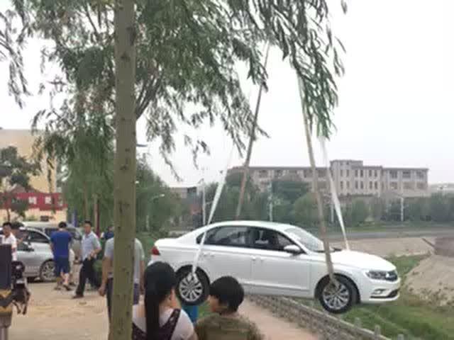 梦见车掉河里