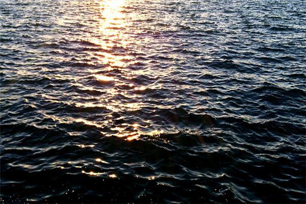 梦见河水浑浊