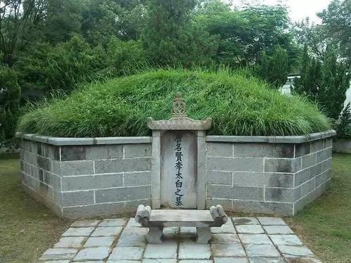 梦见别人的坟墓