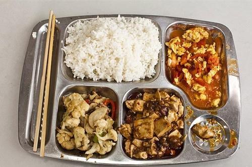 梦见食堂打饭