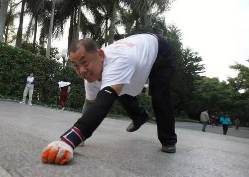 梦见爬行