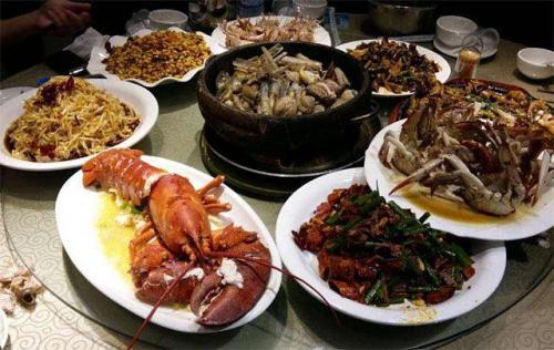 梦见很多人吃饭